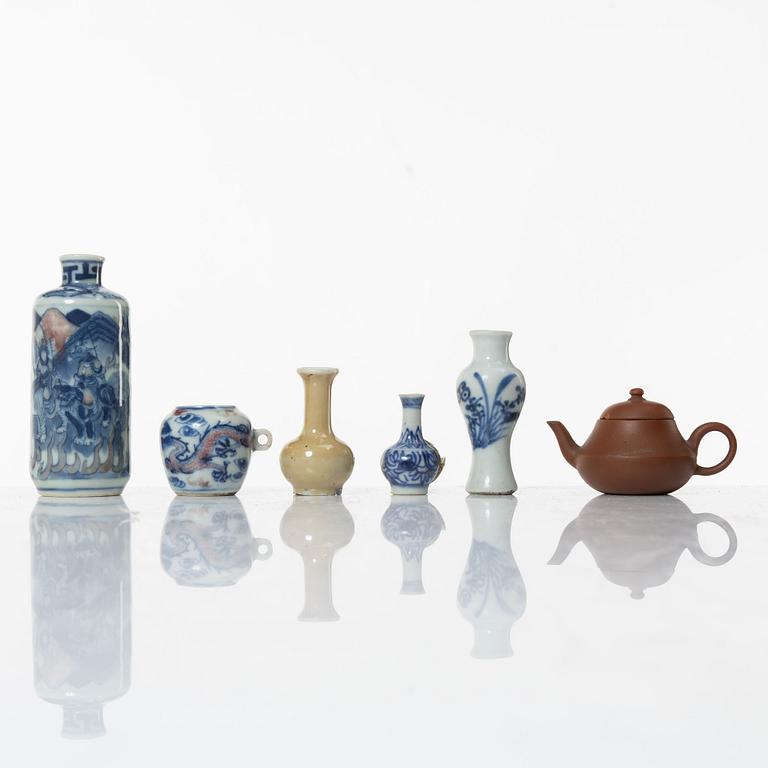 Miniatyrer, sex stycken, porslin och lergods, delvis Qingdynastin.