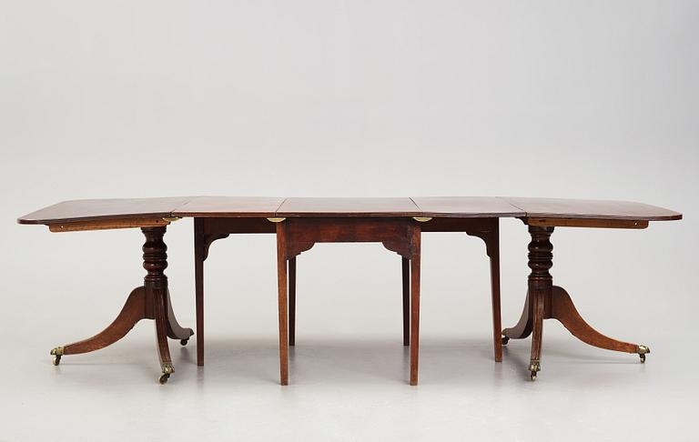 An English dinner table, beginning of the 20th century.