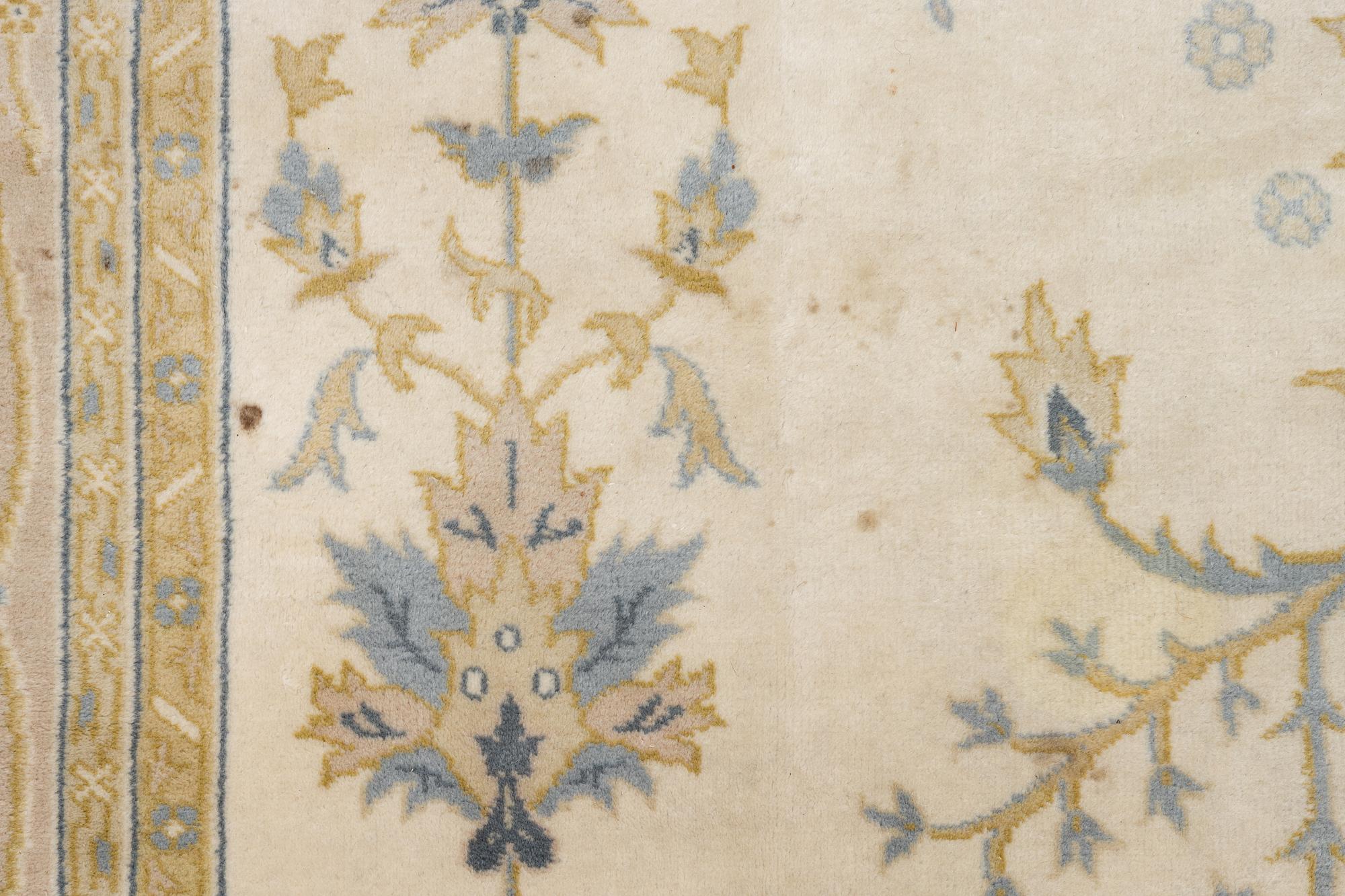 Rug, Eastern Europe, Smyrna pattern. 520 x 355 cm.