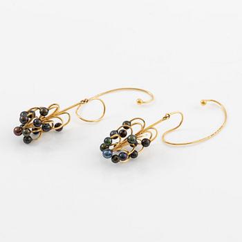 Sigurd Persson, a pair of earrings, 18K gold with cultured pearls, Stockholm 1965.