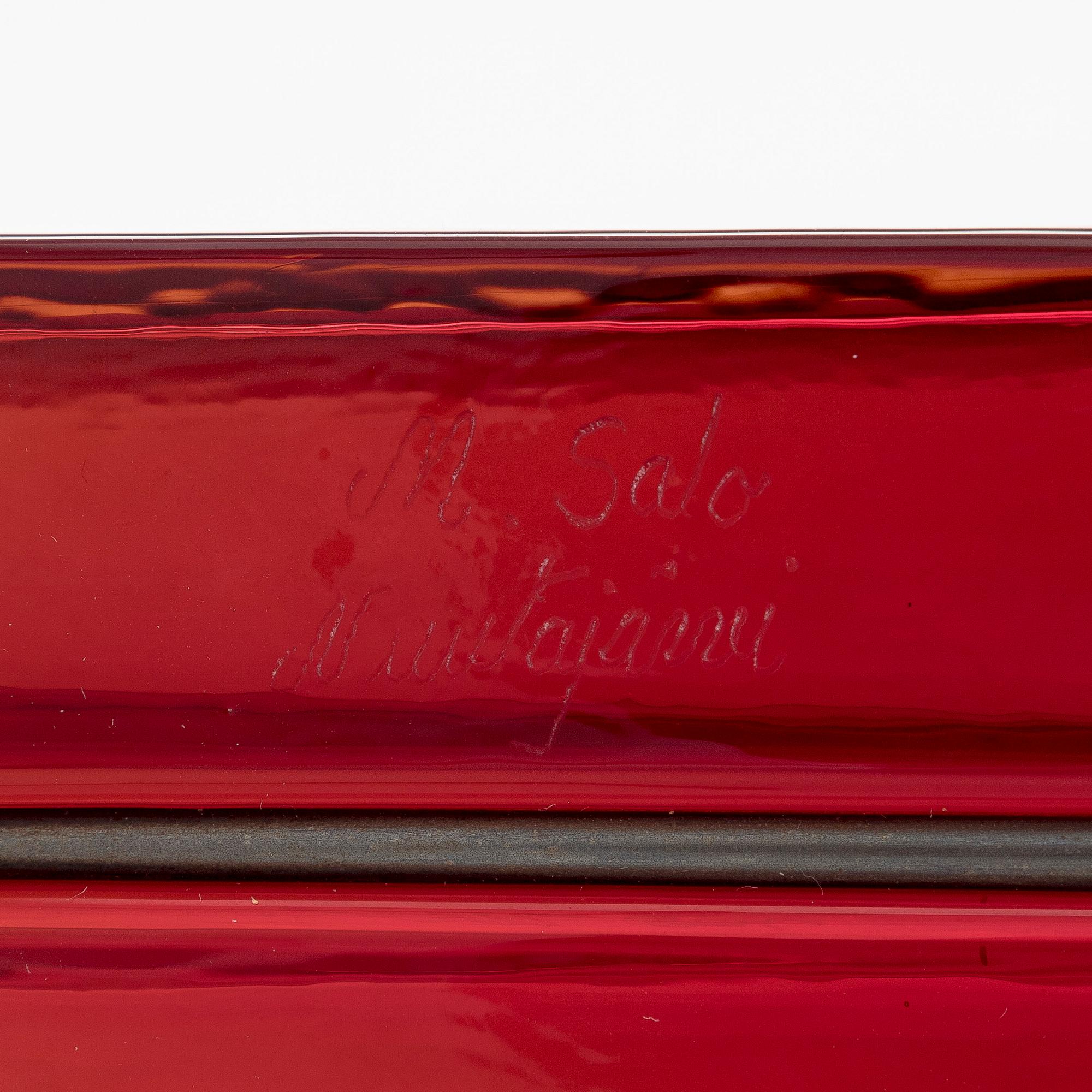 Markku Salo, Glasskulptur,  "Blushes Easily", signerad M. Salo Nuutajärvi.