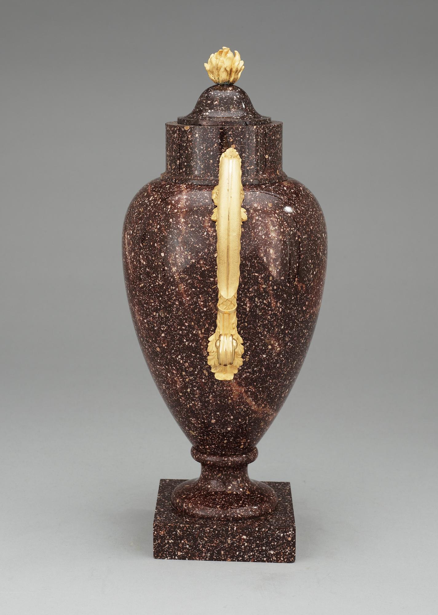 URNA MED LOCK. Älvdalen, 1800-talets början. Empire.