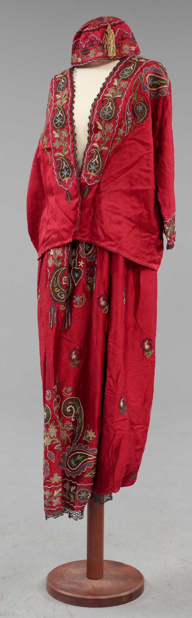 DRÄKTER, 2 st samt SKOR, tre par, Turkiet, 1900-tal.