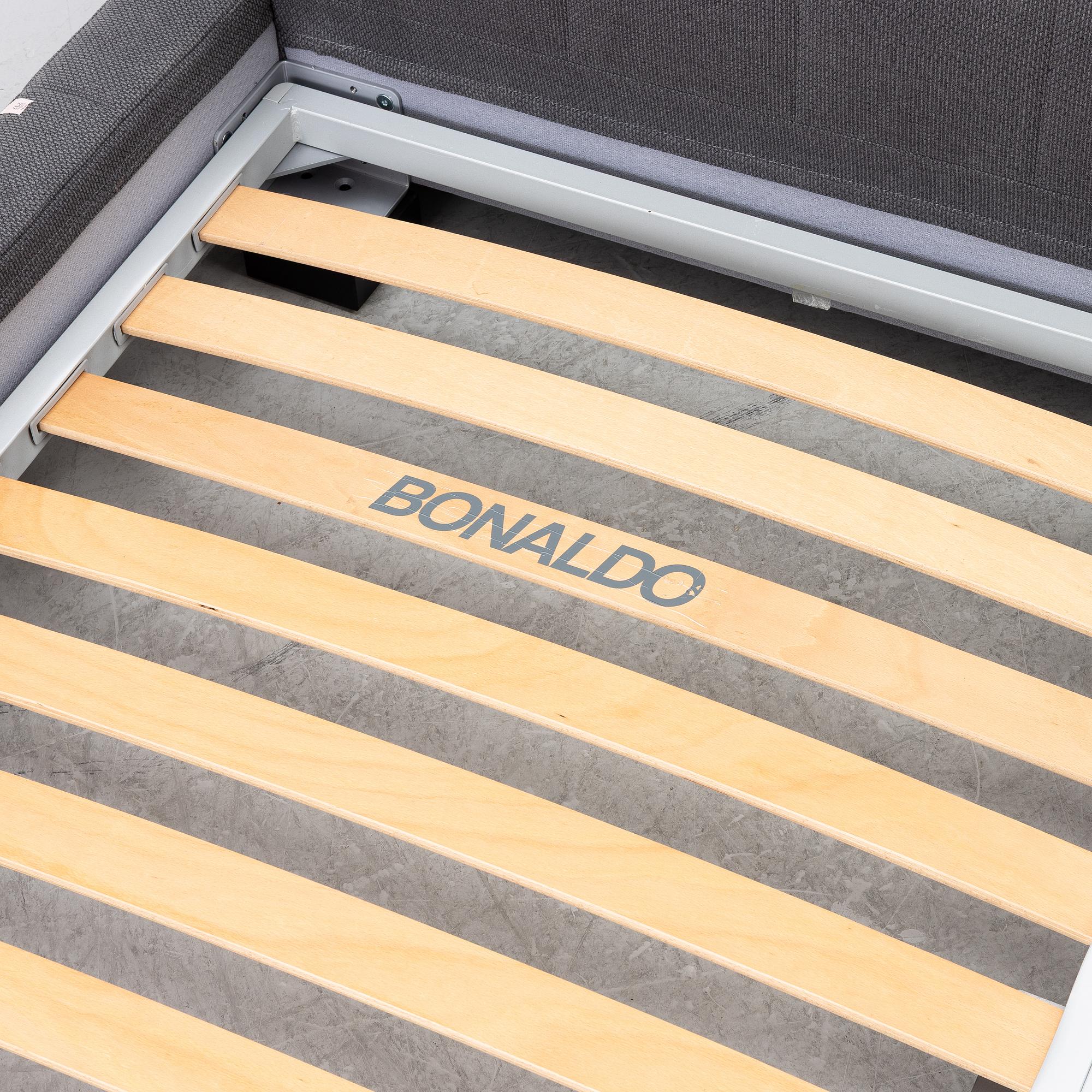 Giuseppe Viganò, a 'Squaring' bed, Bonaldo, Italy.