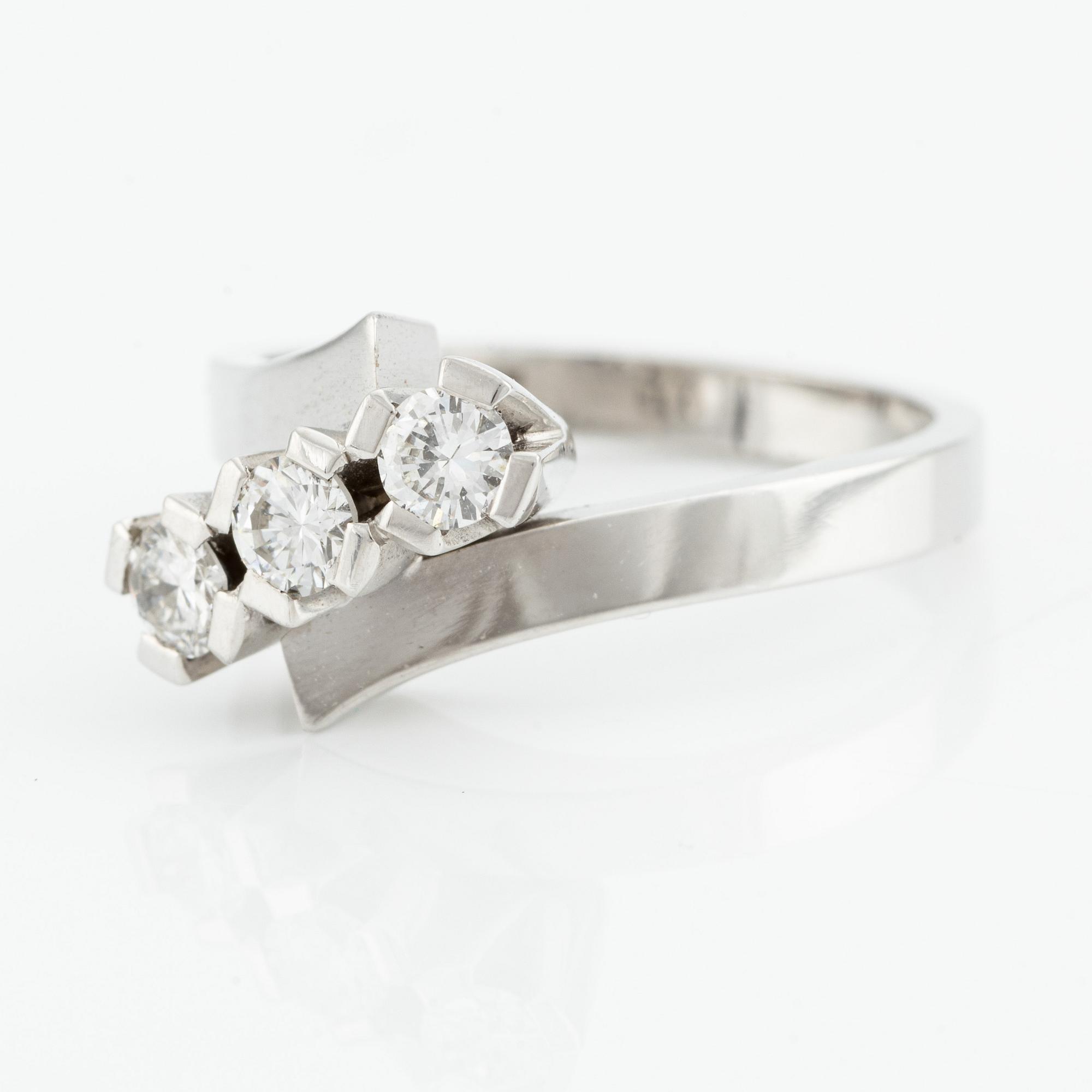 Ring, 18K vitguld med briljantslipade diamanter.