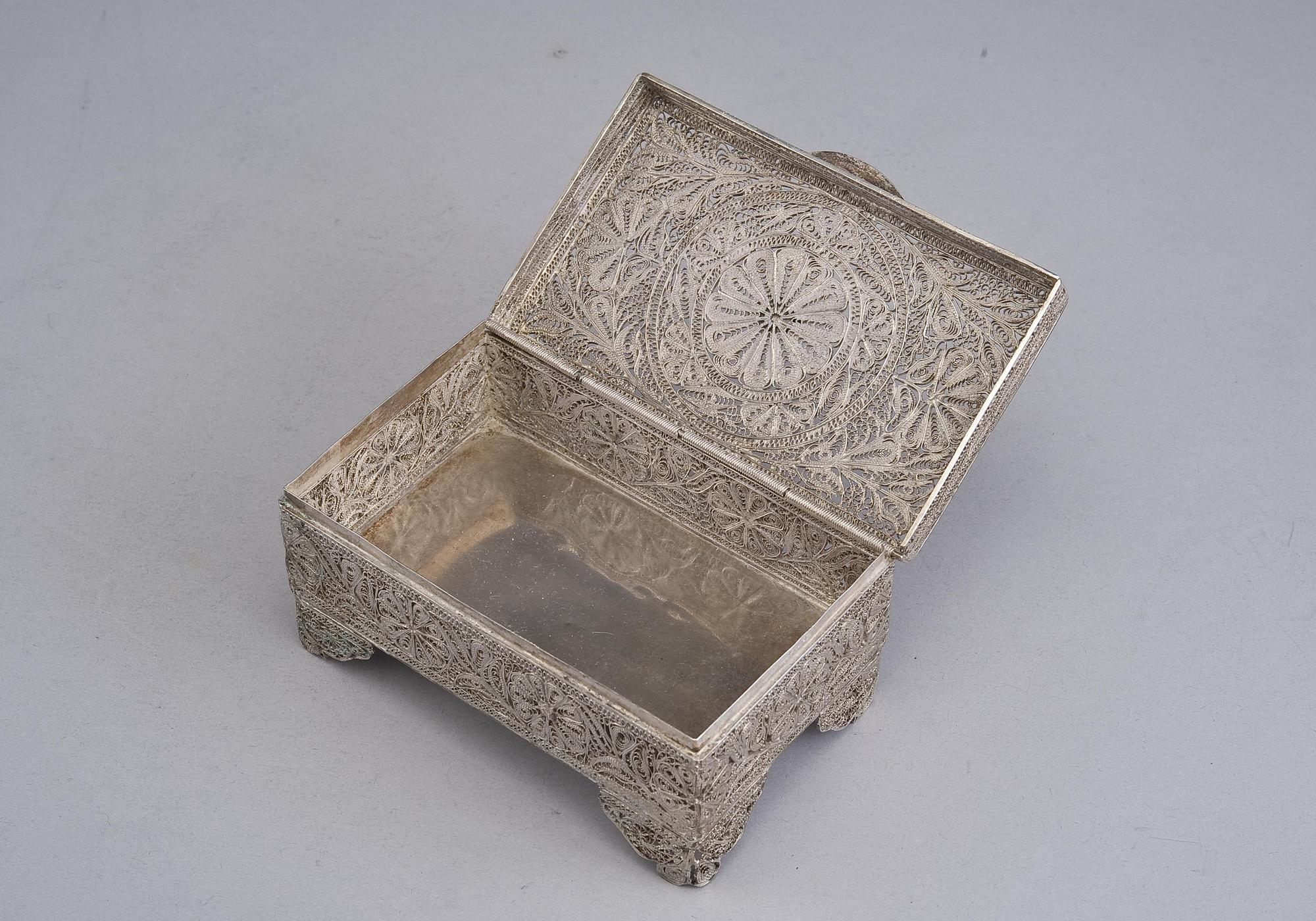 SKRIN, silver, filigranarbete, 1900-tal. Svenska importstämplar. Vikt 190 g.