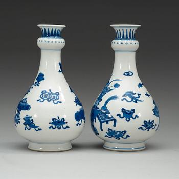 A pair of blue and white vases, Qing dynasty, Kangxi (1662-1722).