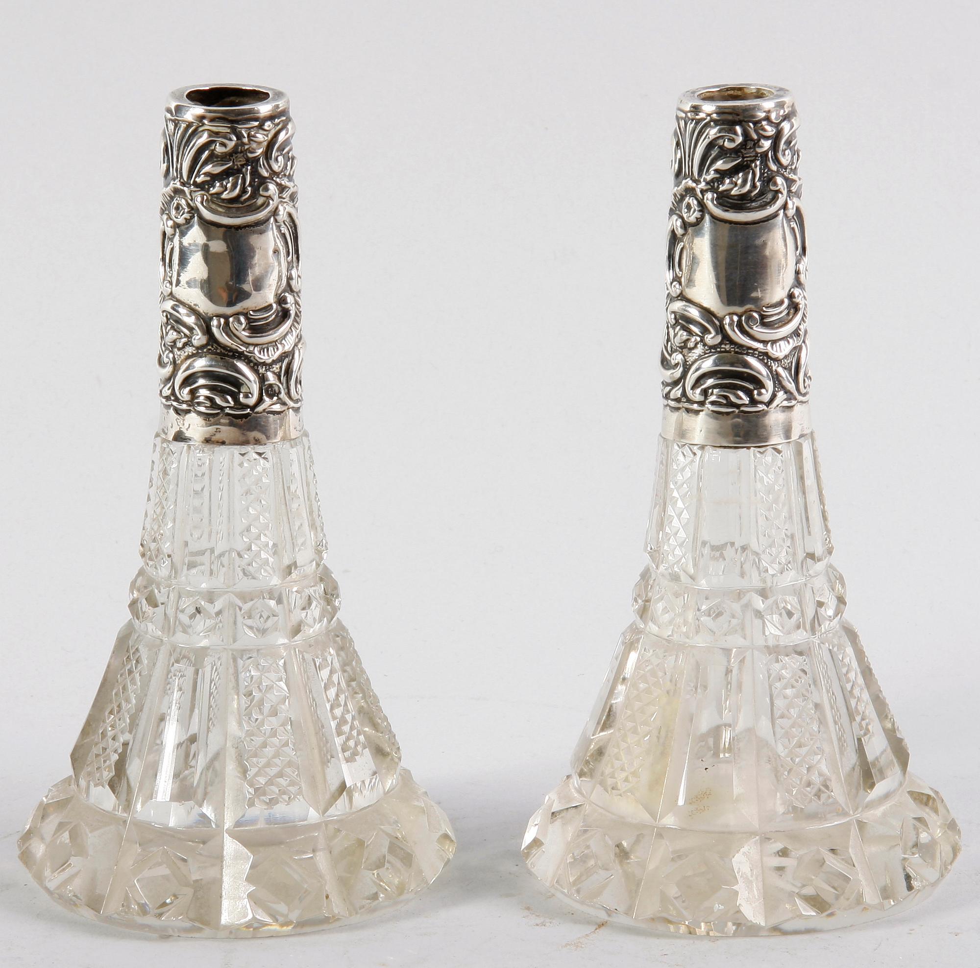VASER/FLACONGER ett par. Glas och silver. England, Birmingham 1903.