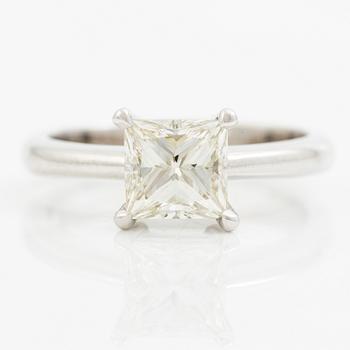 A ring in 18K gold with a princess-cut diamond.