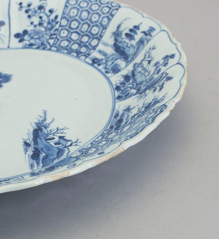 A large blue and white porcelain dish, Qing dynasty, 18th century.