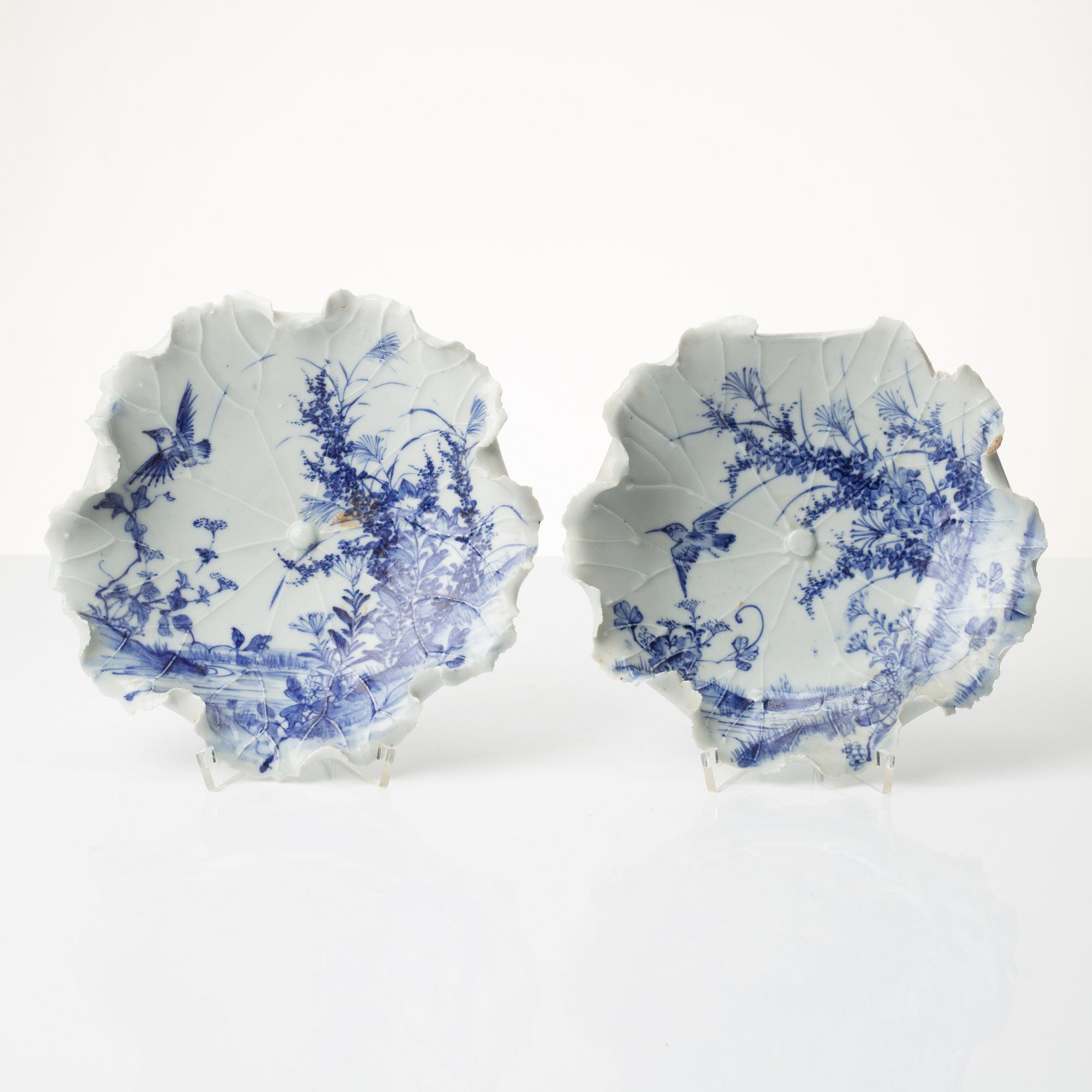 A pair of Japanese blue and white lotus-leaf shaped dishes, Meiji period (1868-1912).