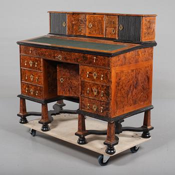 SKRIVBORD MED UPPSATS, senbarock, Fredrik I:s tid, 1700-talets första hälft.