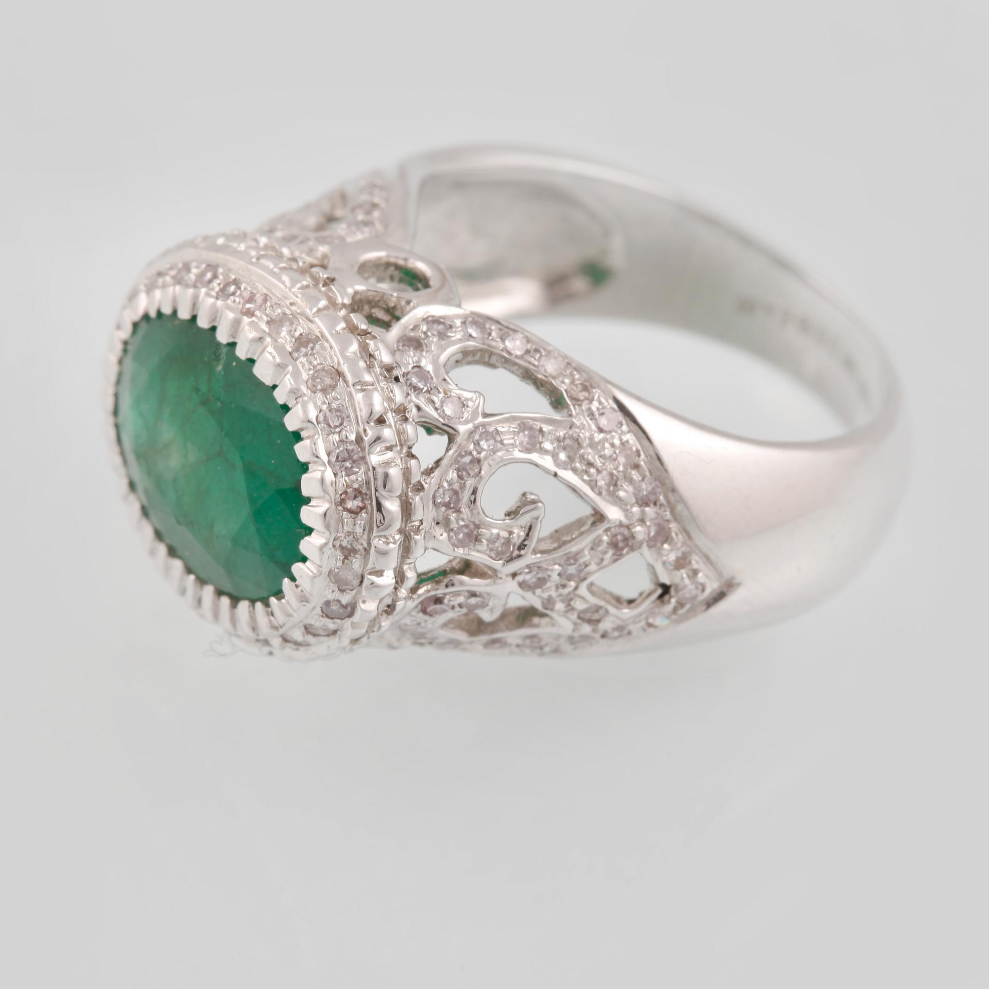 RING, 14K vitguld med ovalslipad smaragd 4.00 ct samt åttkantslipade diamanter 0.55 ct. Vikt 11,6 gram.