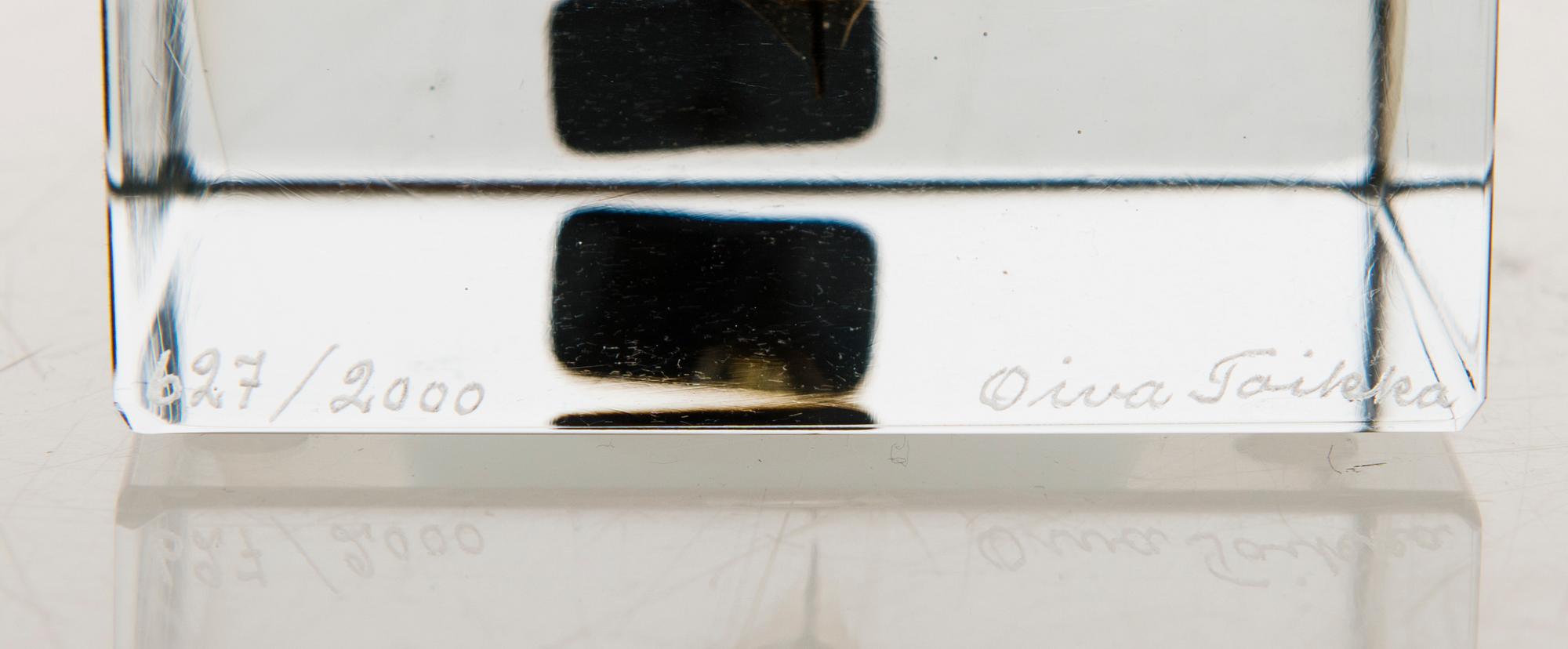 OIVA TOIKKA, An annual glass cube, signed Oiva Toikka Nuutajärvi 1983 and numbered 627/2000.