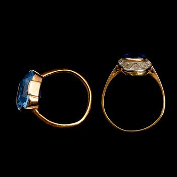RINGAR, 2 st, 18 och 23 k, med blå och vita stenar. Total vikt ca 10 g.