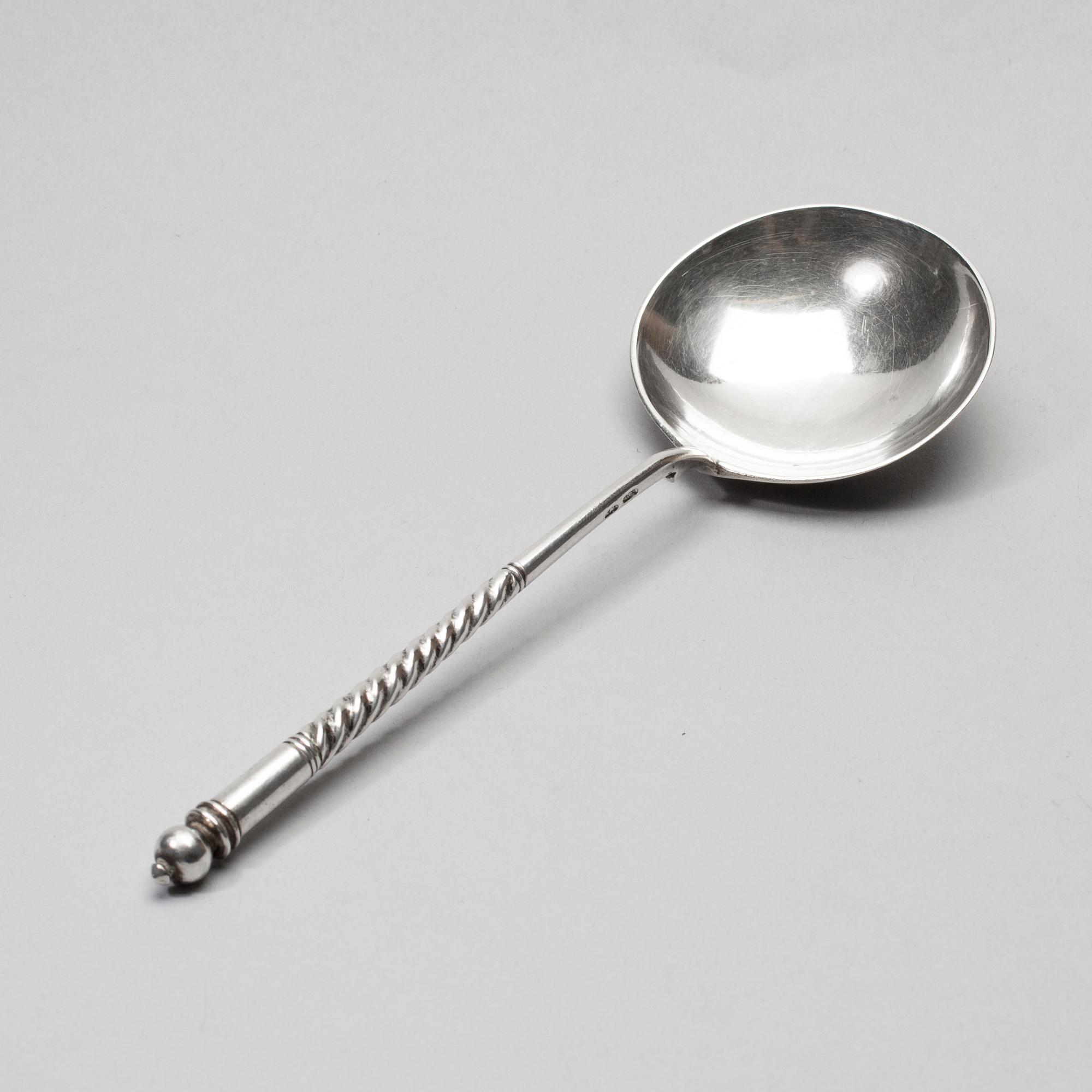 SKED, silver, kontrollstämplar Ivan Lebedinkin, (Иван Лебедкин) Moskva 1898-1914. Vikt ca 65,2 g.