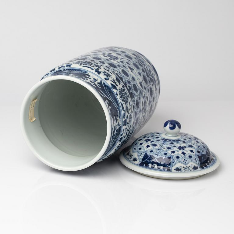 Urn with lid, China, 20th century.