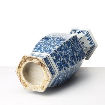 A blue and white vase, Qing dynasty, 19th Century.