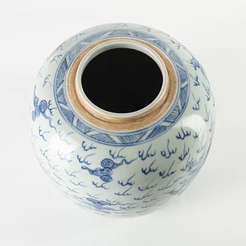 A blue and white 'dragon and phoenix' jar, Qing dynasty/around 1900.