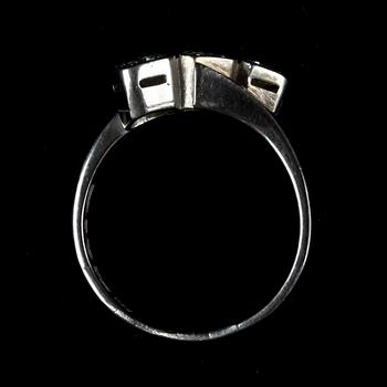 RING, 18k vitguld med 3 briljantslipade diamanter tot ca 0,88 ct enligt gravyr. 1954. Vikt 4,6 g.