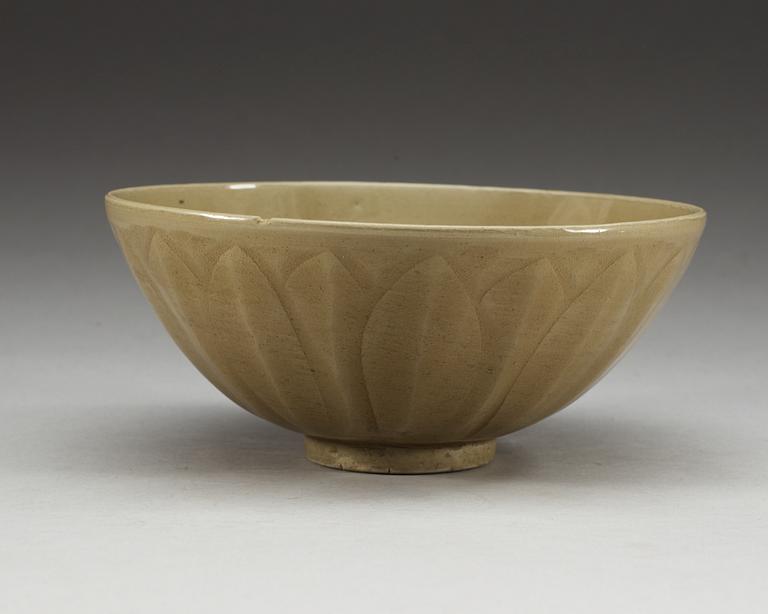 A green glazed bowl, Yuan dynasty (1271-1368).