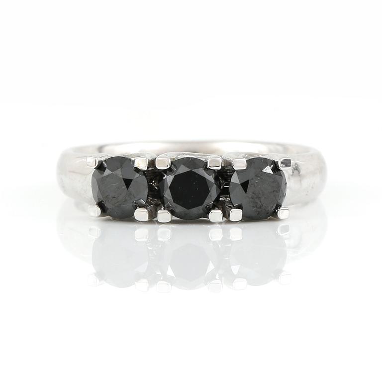 RING, 18K vitguld med svarta diamanter tot 0,99 ct. Vikt 4,65 gram.