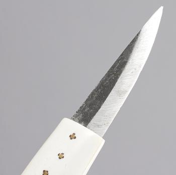 KNIVAR, 2 st, monogramsignerade MA? respektive R, 1900-tal.