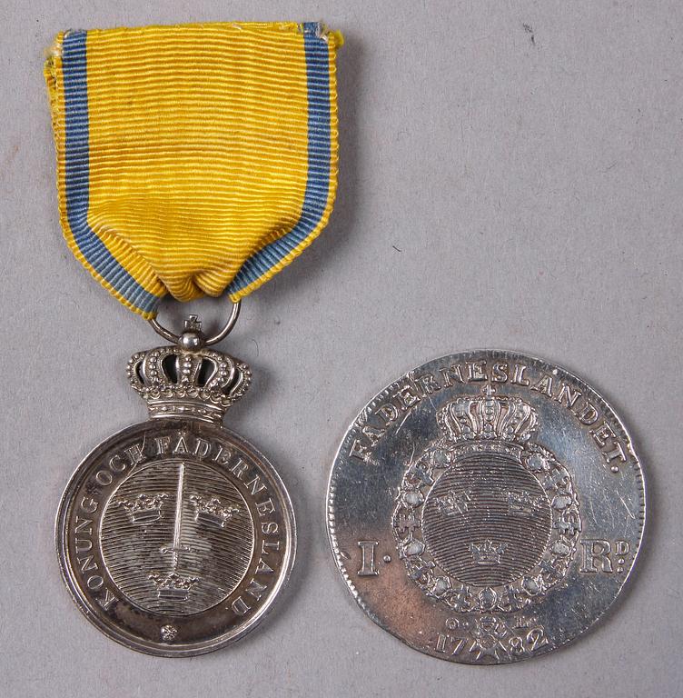 MYNT 1 Riksdaler SAMT SVÄRDSMEDALJEN, 1782 resp 1800/1900-tal.