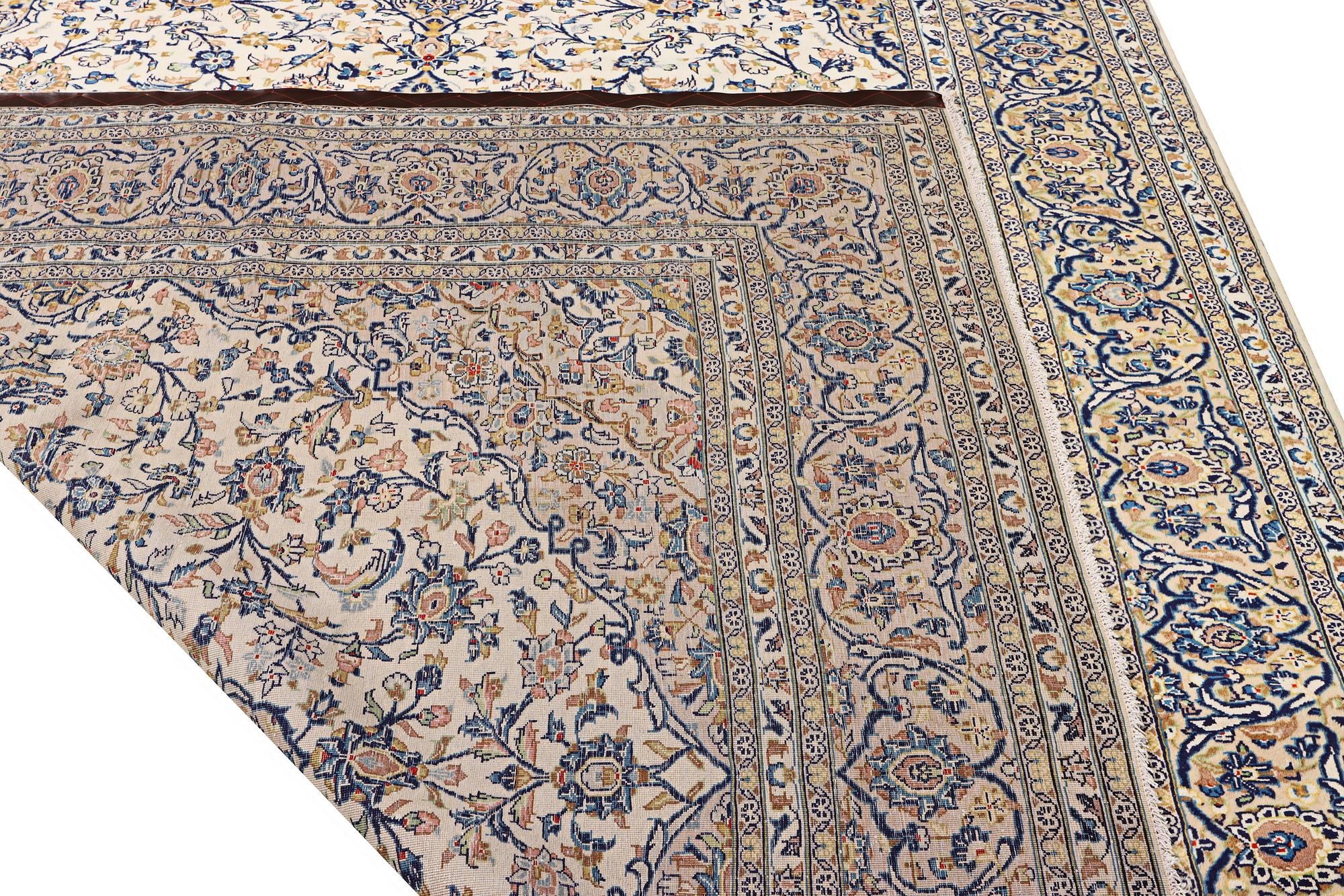 A Kashan carpet. a. 342 x 250 cm.
