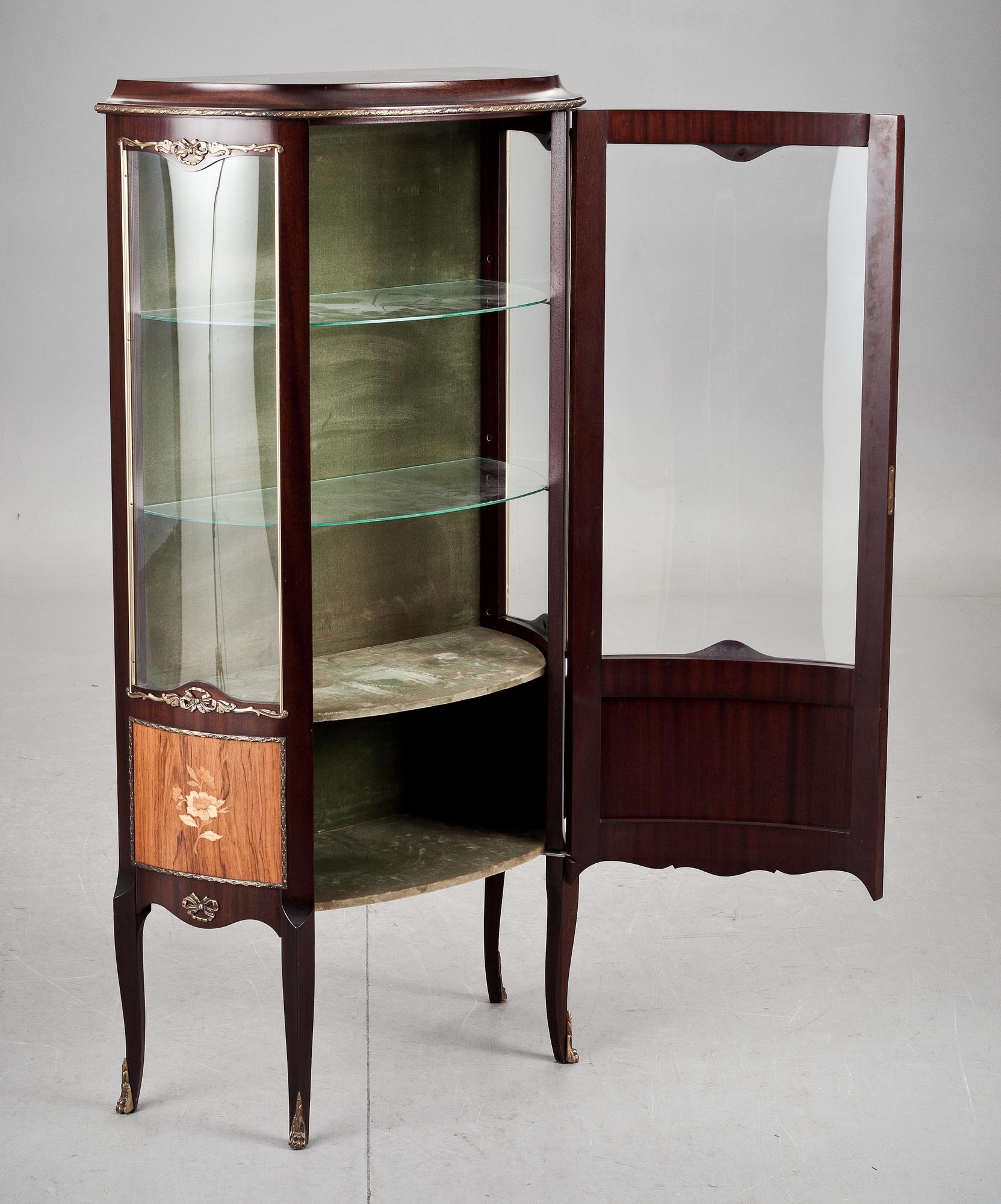 VITRINSKÅP, rokokostil, 1900-talets andra hälft.