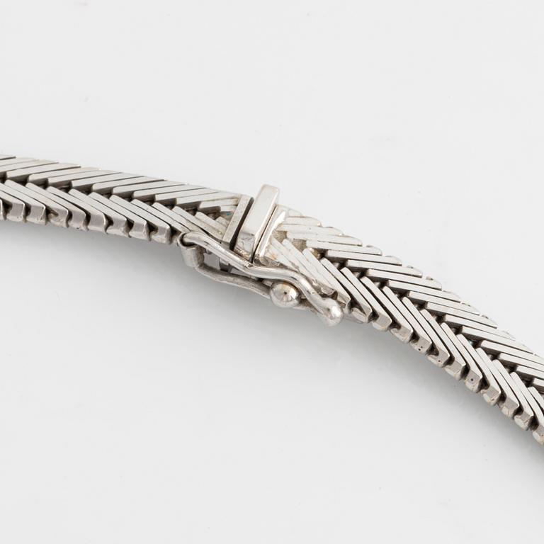 Bucherer, collier vitguld med 11 st briljantslipade diamanter.