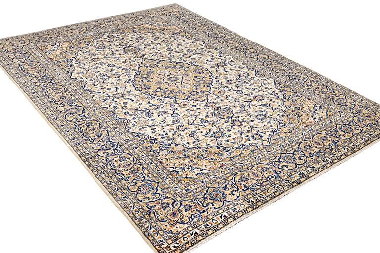 A Kashan carpet, a. 342 x 250 cm.