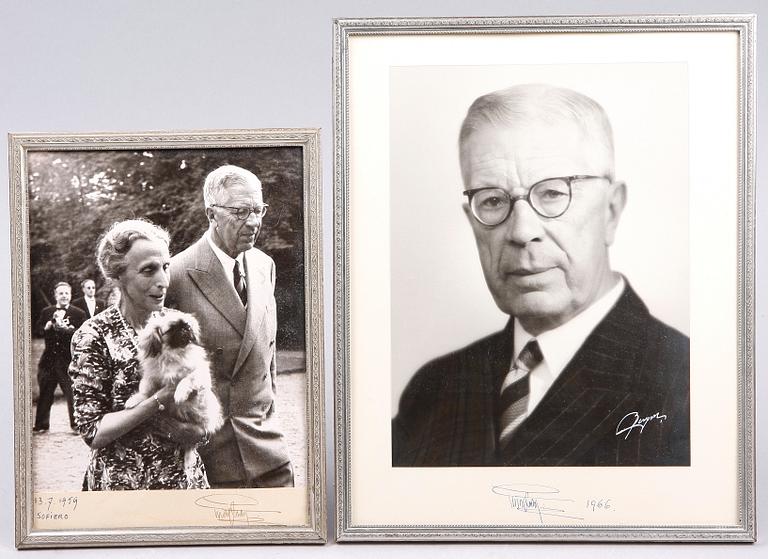 KUNGLIGA FOTOGRAFIER MED AUTOGRAFER, 2 st. Gustaf VI Adolf och Drottning Louise. Bla Fotograg Bergne. Sign o dat Sofiero 1959 resp 1966.