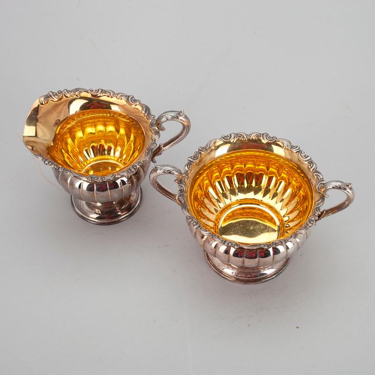 SOCKERSKÅL och GRÄDDSNÄCKA, silver, Kultakeskus, Tavastehus 1973. Vikt 229 g.