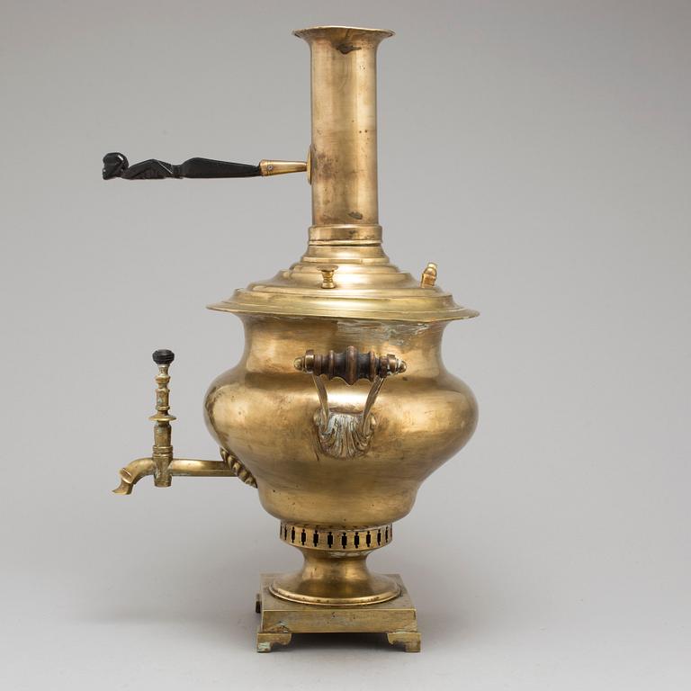 A RUSSIAN BRASS SAMOVAR, CA 1900.