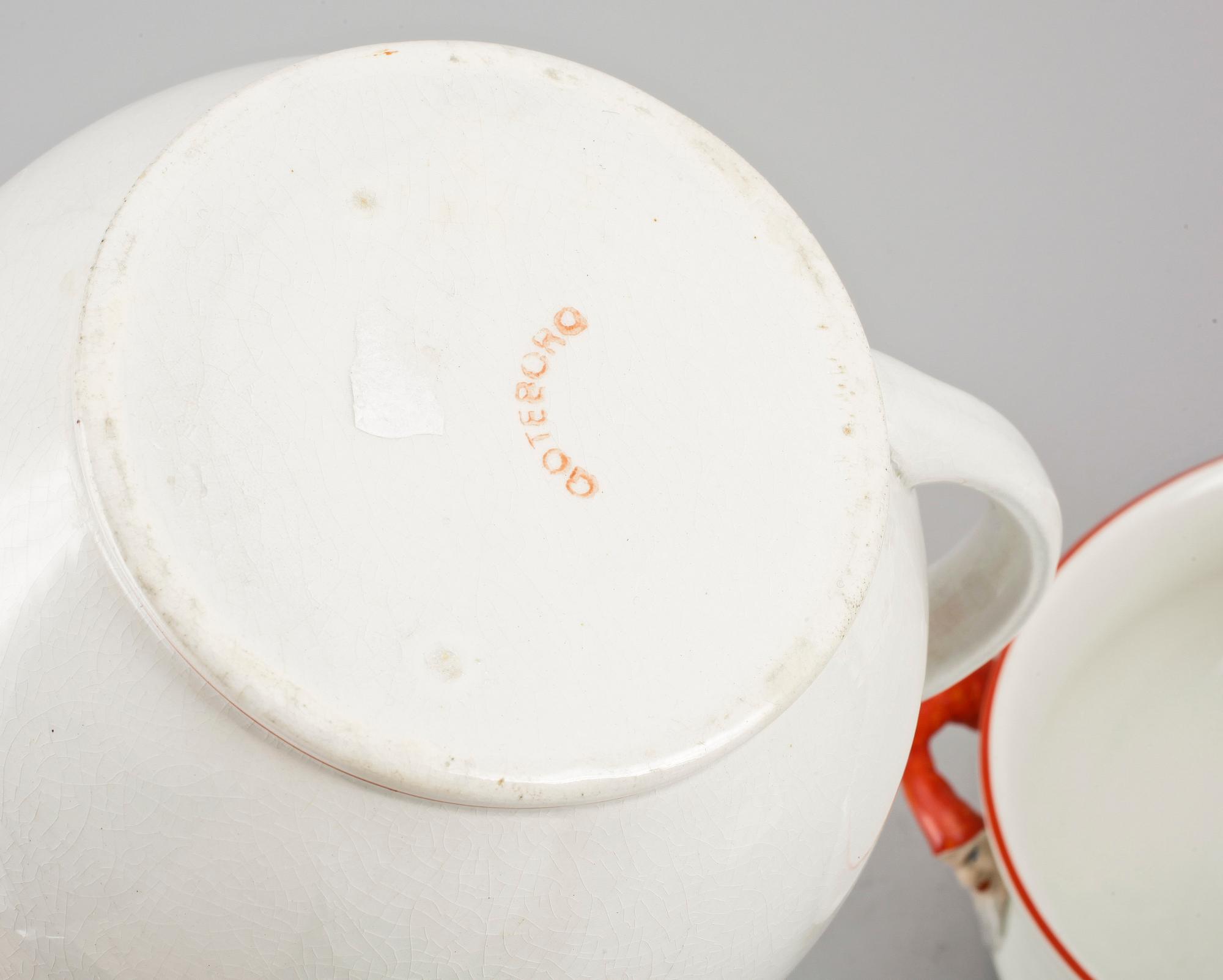 GRÖTSKÅL MED LOCK samt KANNA, porslin, Göteborg. 1900-talets första hälft.