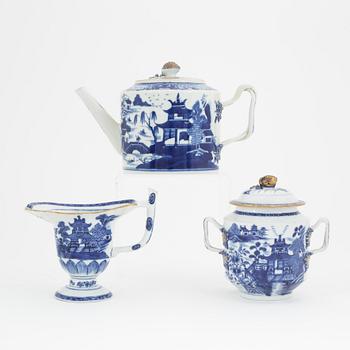 A Chinese blue and white porcelain teapot, a lidded box and a sauce jug, Qing dynasty,  Jiaqing, (1796-1820).