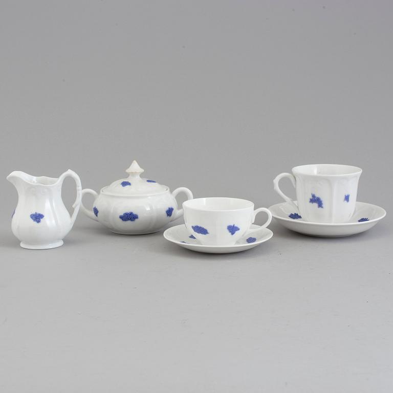 SERVISPORSLIN, 24 snarlika delar, "Blå Blom", Gustavsberg, 1900-tal.