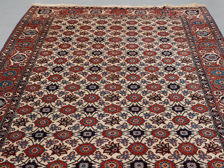 A carpet, semi-antique Veramin, ca 317-323 x 196-200 cm.