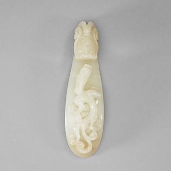 A carved white nephrite belt hook, Qing dynasty (1644-1912).