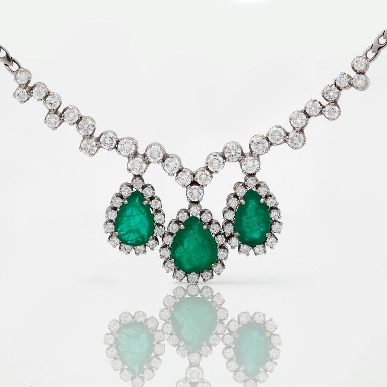 COLLIER med droppslipade smaragder, totalt  4.68ct samt briljantslipade diamanter totalt 3.49ct.