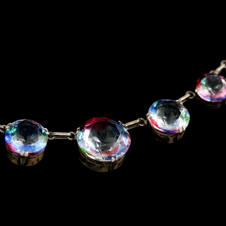 COLLIER, silver med fasettslipat olikfärgat glas. Vikt 13,0 g.