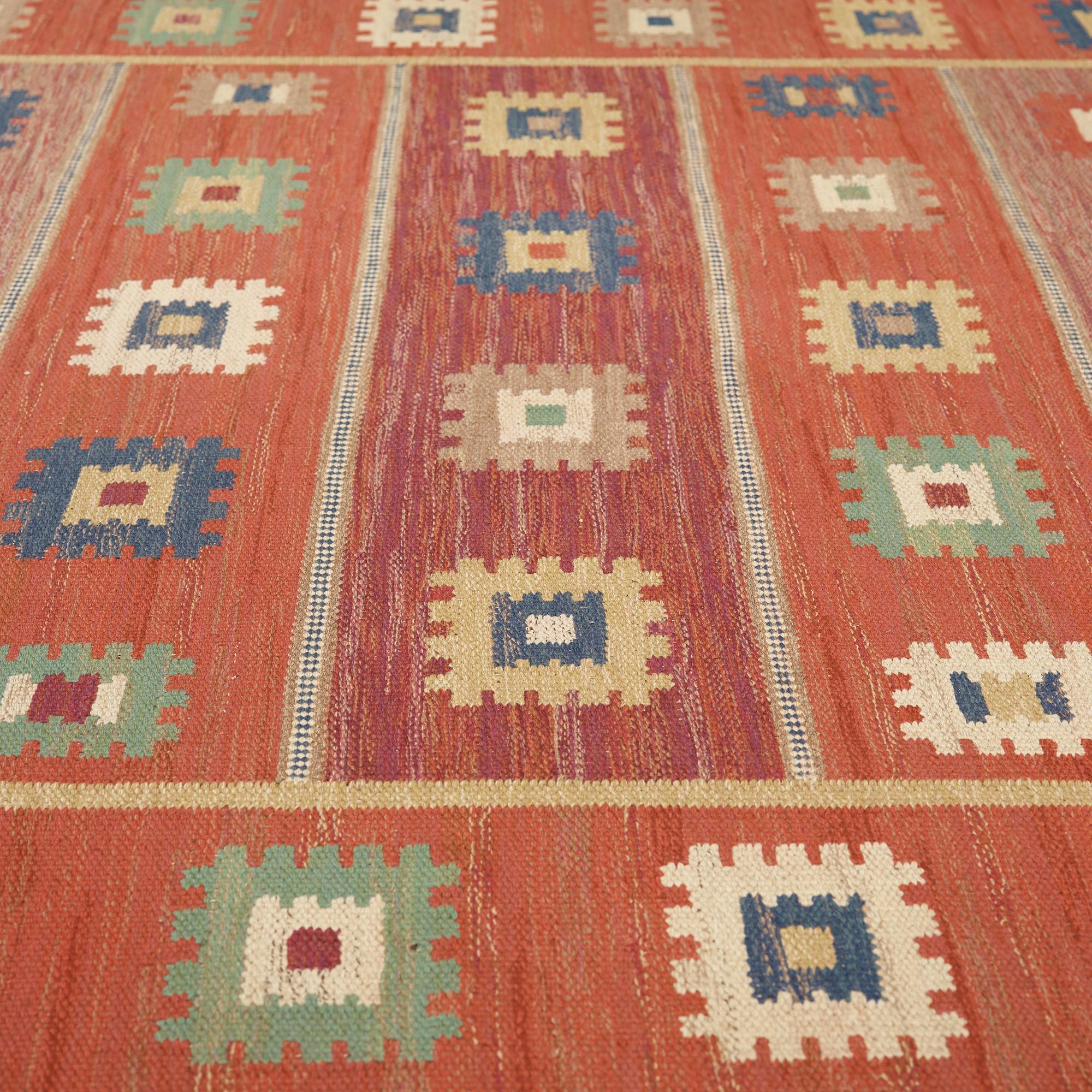 Märta Måås-Fjetterström, MATTA. "Röd Grön Äng". Rölakan. 301 x 200 cm. Signerad AB MMF.