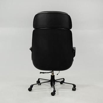 A 1980s office chair, labeled "Comforto".