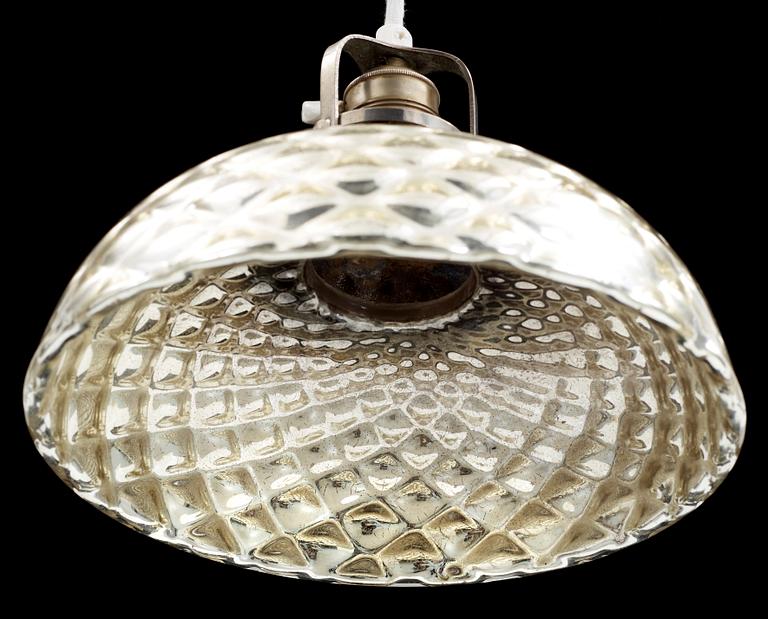 TAKLAMPA, glas, s.k fattigmanssilver, 1900-talets början. Höjd 17 exkl sladd.