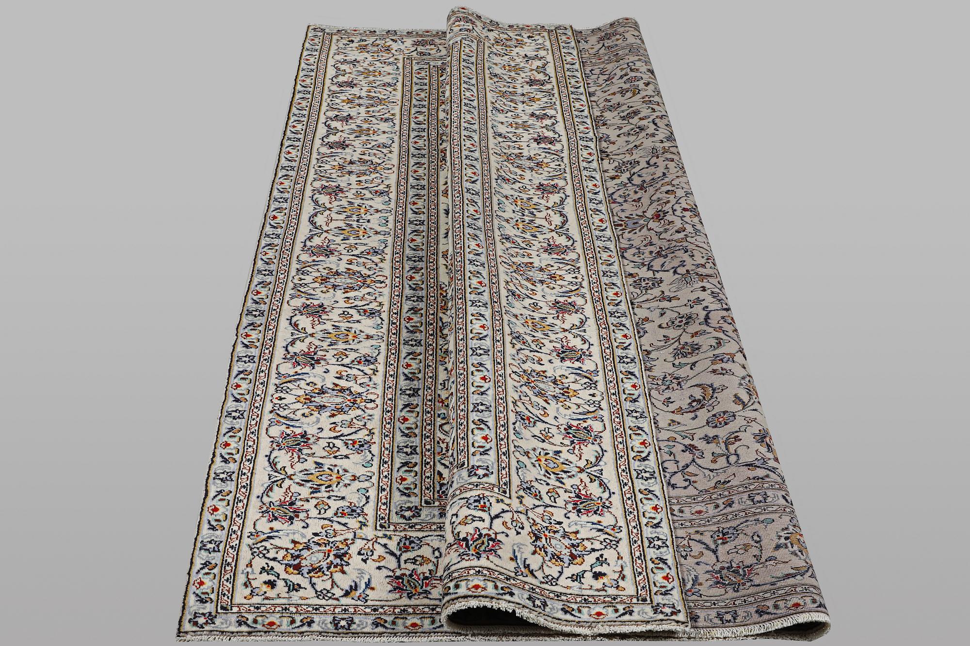 A carpet, Kashan, ca 345 x 238 cm.
