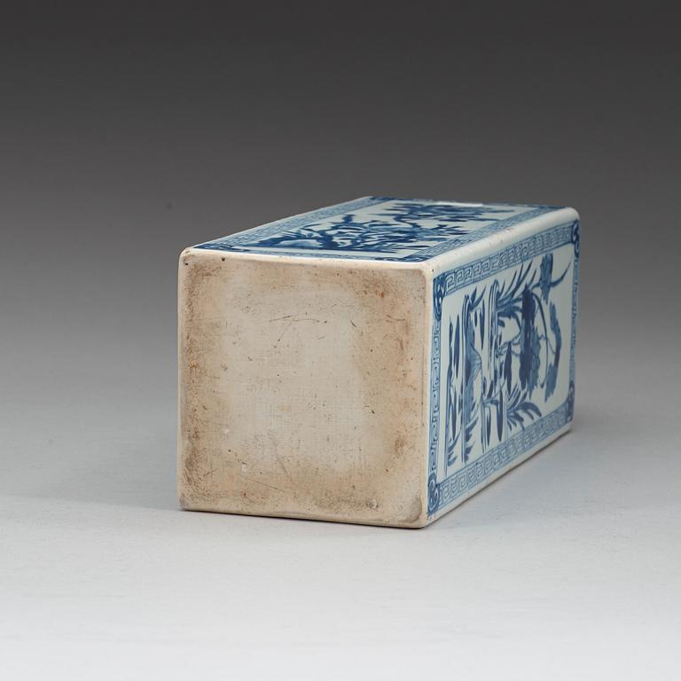 A blue and white square flask, Qing dynasty, Kangxi (1662-1722).