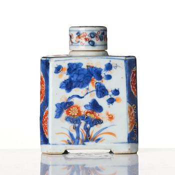 A set of two imari cups and a tea caddy, Qing dynasty, Kangxi (1662-1722). The tea cups with Johanneum mark.