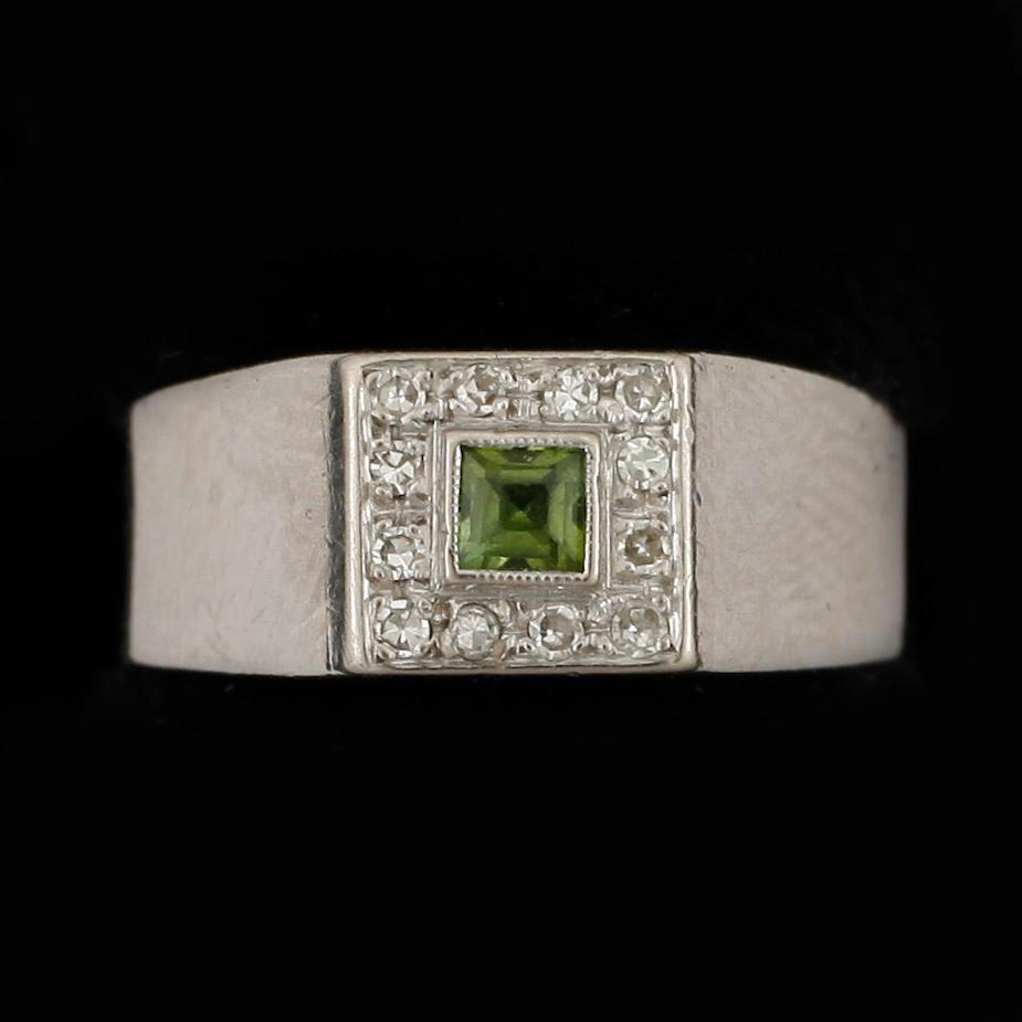 RING, vitguld, briljantslipade diamanter samt peridot. Tot vikt 4 gram.
