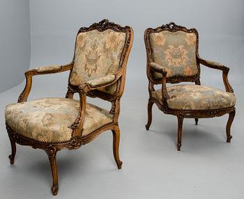 KARMSTOLAR, ett par, Louis XV-stil, Frankrike 1900-talets första hälft.